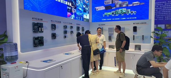 華北工控的豐富展品吸引了眾多業(yè)內(nèi)人士駐足與咨詢 華北工控的豐富展品吸引了眾多業(yè)內(nèi)人士駐足與咨詢